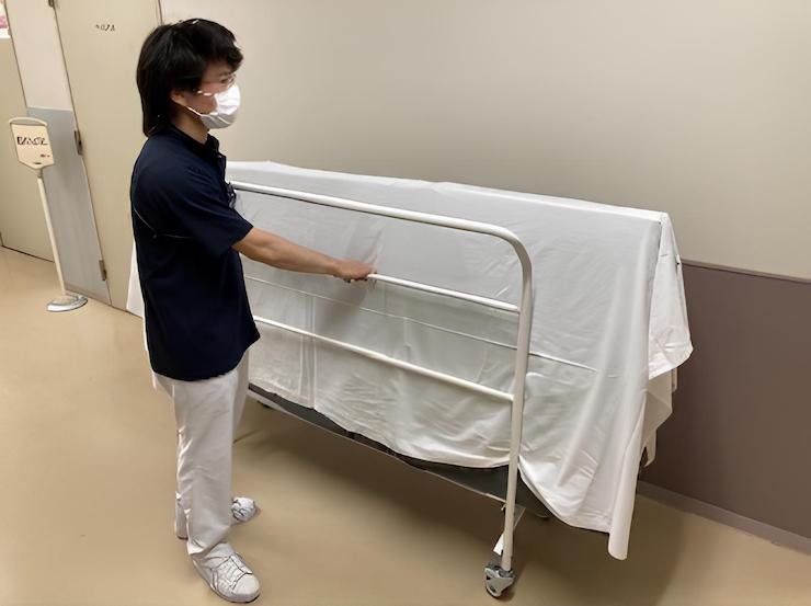 依頼のあったマットレスを病棟に運搬する様子