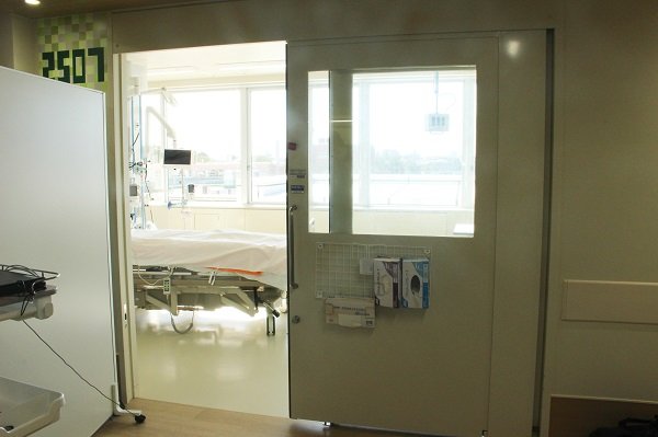 個室の引き戸が閉じている状態