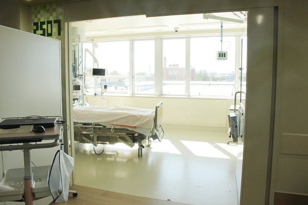 個室の引き戸を開いている様子