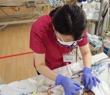 小児集中治療室でのケアの様子