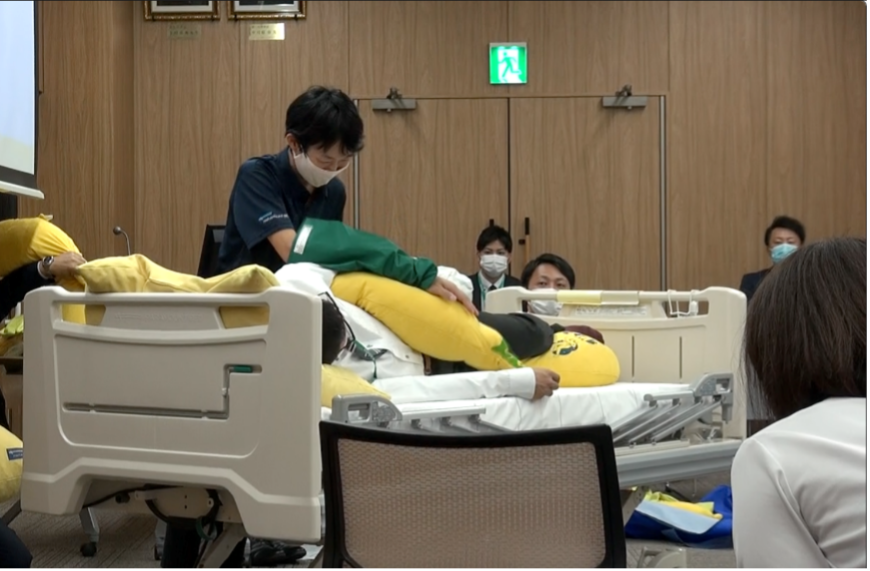ポジショニング研修会の様子2 介助用グローブを活用しての圧抜き